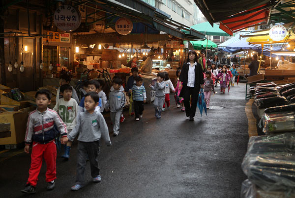 ▲ 신중부시장을 찾은 어린이들ⓒ노용헌기자