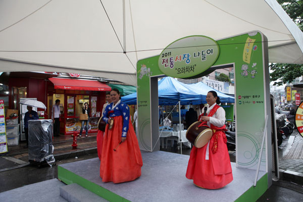 ▲ 통인시장에서 열린 전통시장나들이 행사중 공연ⓒ노용헌기자
