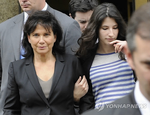 ▲ 법원 나서는 스트로스-칸 가족 (AP=연합뉴스) 성폭행 혐의로 수감된 스트로스-칸 전 국제통화기금(IMF) 총재의 아내인 안느 생클레르(왼쪽)와 딸 카미유가 19일(현지 시각) 뉴욕주 대법원을 나서고 있다.ⓒ
