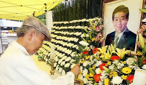 ▲ 20일 광주 동구 금남로 공원에 마련된 고 노무현 전 대통령 추모 분향소에서 한 시민이 분향하고 있다. ⓒ연합뉴스