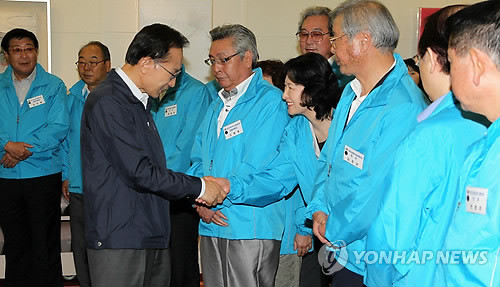 ▲ 이명박 대통령이 21일 오후 일본 미야기현 센다이 총영사관에서 열린 재일동포 간담회에서 교민들과 악수하며 격려하고 있다.ⓒ연합뉴스