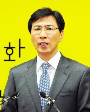 ▲ 안희정 충남지사가 21일 노 전 대통령 추모문화제에서 손학규 대표에 대한 생각을 묻자 "김대중, 노무현 전 대통령을 배출한 민주당 역사에서 나는 장자와 상주의 입장을 양보하지 않겠다"고 발언했다. ⓒ 연합뉴스