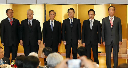 ▲ 이명박 대통령과 원자바오 중국 총리, 간 나오토 일본 총리가 22일 오후 도쿄 게이단렌(경단련)에서 열린 비즈니스 서밋에 참석해 3국 주요 경제인들과 함께 기념사진을 찍고 있다. 왼쪽부터 완지페이 국제무역촉진위원회 회장, 요네쿠라 히로마사 게이단렌 회장, 원자바오 중국 총리, 간 나오토 일본 총리, 이 대통령, 허창수 전국경제인연합회 회장. ⓒ연합뉴스