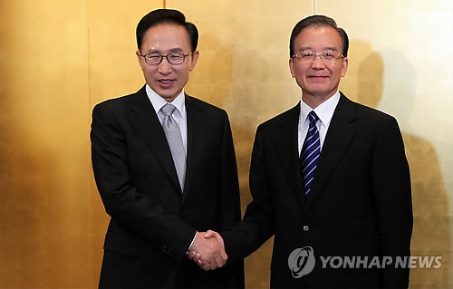 ▲ 이명박 대통령과 원자바오 중국 총리가 22일 오후 도쿄 뉴오타니 호텔에서 열린 한-중회담에 앞서 악수를 나누고 있다.ⓒ연합뉴스