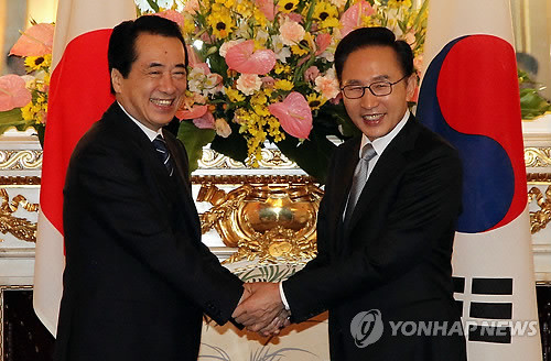 ▲ 이명박 대통령과 간 나오토 일본 총리가 22일 도쿄 게이힌칸에서 열린 한-일 정상회담에서 악수하고 있다.ⓒ연합뉴스