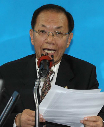 ▲ 황우여 한나라당 원내대표가 22일 여의도 당사에서 기자간담회를 갖고 "쇄신의 핵심은 등록금 문제"라며 "민생 현안 중에 등록금 문제가 있는 만큼 학생과 학부모, 대학의 이야기를 듣고 정부의 이야기도 듣고 토론하겠다"고 발언하고 있다. ⓒ 연합뉴스