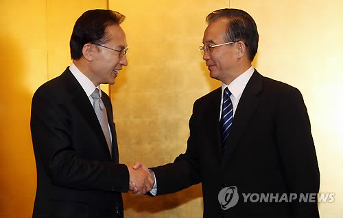 ▲ 이명박 대통령과 원자바오 중국 총리가 22일 오후 도쿄 뉴오타니 호텔에서 열린 한-중 정상회담에서 악수하고 있다. ⓒ연합뉴스