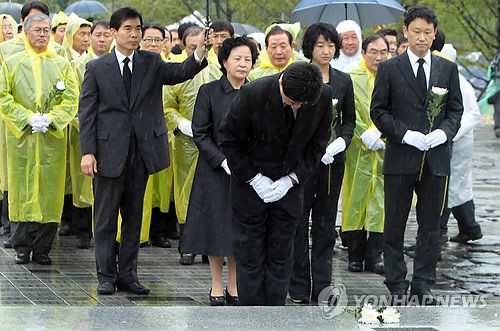 ▲ 고(故) 노무현 전 대통령의 서거 2주기인 23일 오후 고인의 고향인 경남 김해시 진영읍 본산리 봉하마을 노 전 대통령의 묘역 옆 특설무대에서 열린 추도식에서 노 전 대통령의 아들 건호씨가 헌화한 뒤 절하고 있다. ⓒ 연합뉴스