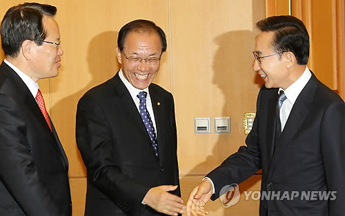 ▲ 이명박 대통령이 지난 20일 청와대에서 가진 한나라당 황우여 신임 원내대표(가운데) 일행과 조찬간담회를 갖기에 앞서 웃으며 이야기하고 있다.ⓒ연합뉴스