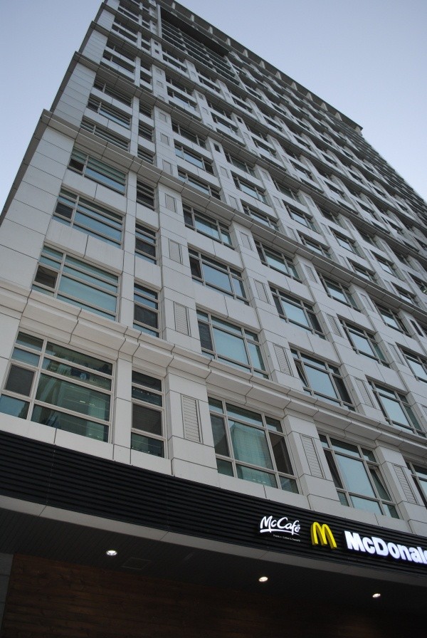 ▲ 송지선 아나운서가 투신 자살한 서울 서초동 소재 H오피스텔. 한 이웃주민의 증언에 따르면 2주 전에도 또 다른 입주민이 투신 자살하는 사건이 발생했던 것으로 전해졌다.   ⓒ 뉴데일리