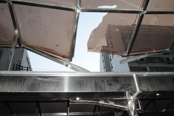 ▲ 송지선 아나운서가 떨어진 오피스텔 주차장 차양막. 당시 충격으로 유리가 박살이 난 모습이 고스란히 남아 있다.   ⓒ 뉴데일리