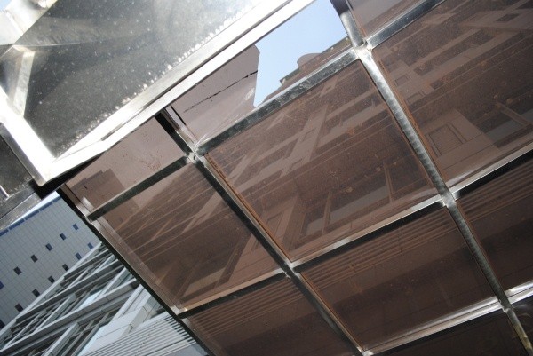 ▲ 송지선이 떨어진 충격으로 유리창이 박살난 주차장 차양막 모습.  ⓒ 뉴데일리