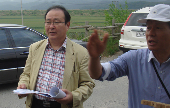 ▲ 우포늪을 찾은 세계적 수자원 복원 전문가 이토 박사(왼쪽)가 이학영 울산대 교수의 설명을 듣고 있다.ⓒ뉴데일리