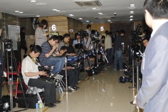 ▲ 강남세브란스병원 장례식장 5호실 입구에서 대기 중인 취재진의 모습.  ⓒ 뉴데일리