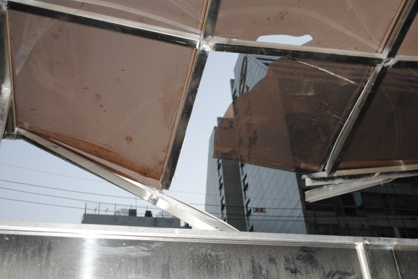 ▲ 송지선 아나운서가 떨어지면서 발생한 충격으로 주차장 차양막 유리가 파손된 모습.  ⓒ 뉴데일리