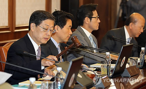 ▲ 김황식 국무총리가 24일 서울 세종로 정부중앙청사에서 열린 국무회의에서 안건을 상정하고 있다. ⓒ 연합뉴스