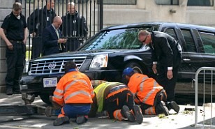 ▲ 유럽을 순방중인 버락 오바마 미국 대통령이 탄 중무장 방탄차량인 '야수(beast)'가 차량 출입을 막는 통제 장치에 걸려 한때 꼼짝도 못하는 해프닝이 벌어졌다. ⓒ아일랜드 현지 TV 화면을 캡처