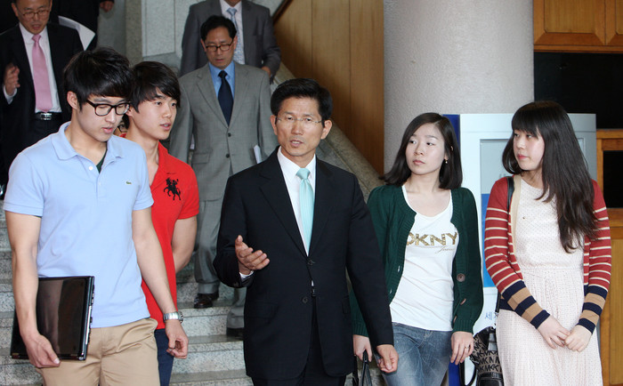 ▲ 김문수 경기도지사가 24일 오전 한양대 안산캠퍼스에서 열린 찾아가는 실국장회의가 끝난 후 학생들과 이야기를 나누며 이동을 하고 있다.ⓒ뉴데일리