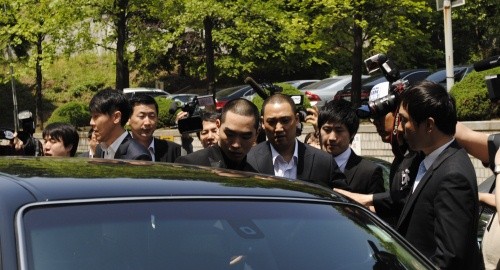 ▲ 공판을 마친 뒤 준비된 차량에 올라타고 있는 크라운제이(가운데).  ⓒ 뉴데일리