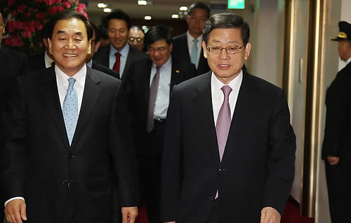 ▲ 김황식 국무총리와 이재오 특임장관이 24일 서울 세종로 정부중앙청사에서 열린 국무회의에 참석하고 있다.ⓒ연합뉴스