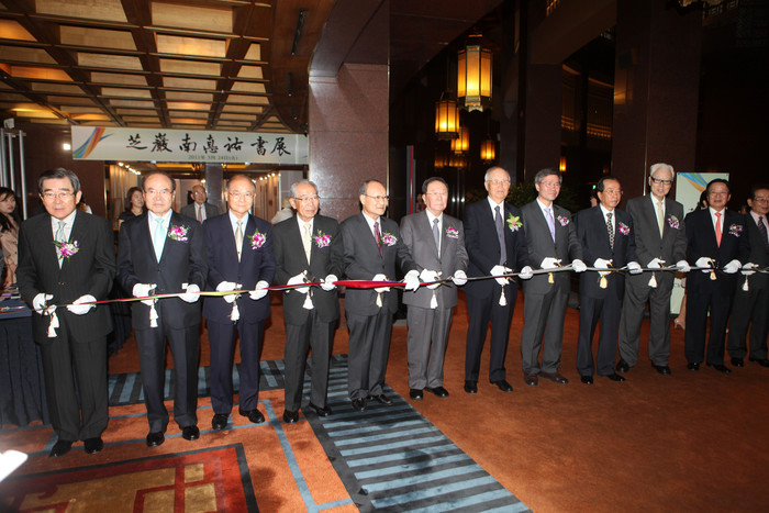 ▲ 남덕우 전총리 미수기념 서예전의 개막 테이프커팅을 하는 인사들.