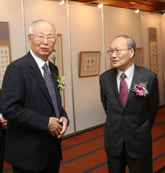 ▲ 서예전에서 담소하는 남덕우 전총리와 이승윤 전 부총리. ⓒ뉴데일리