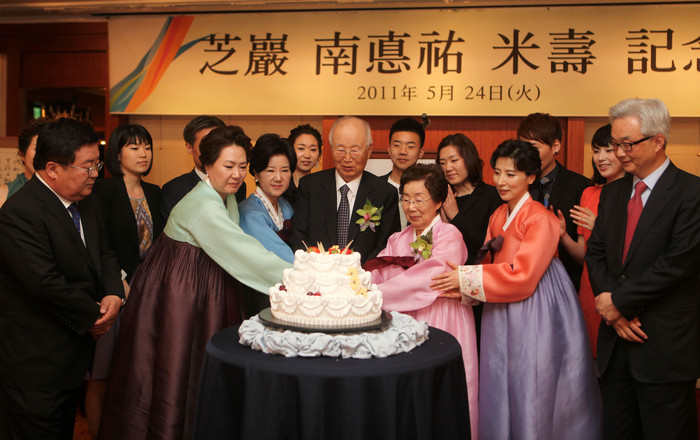 ▲ 남덕우 전총리가 부인, 2남1녀와 손자손녀들과 88세 미수연 케이크를 자르고 있다.