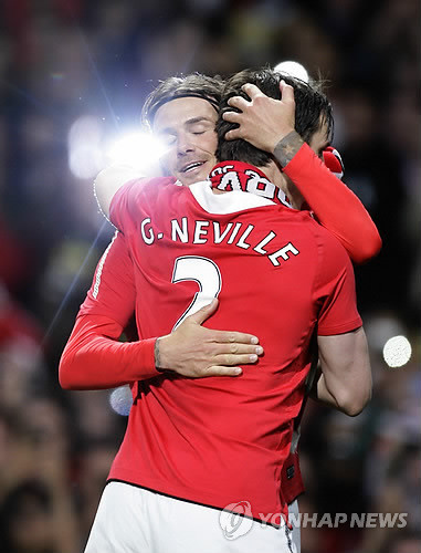 ▲ 데이비드 베컴이 네빌 은퇴 기념 유벤투스와 친선경기에서 네빌과 뜨겁게 포옹하고 있다. ⓒ연합뉴스