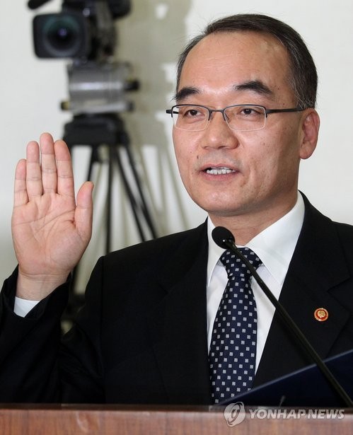 ▲ 박재완 기획재정부 장관 내정자가 25일 국회 기획재정위원회에서 열린 인사청문회에서 선서하고 있다. ⓒ 연합뉴스