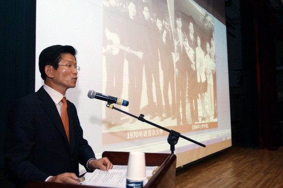▲ 김문수 경기지사가 중국 북경 칭화대학에서 동북아의 평화와 번영을 위한 항-중 협력방안 이라는 주제로 강의를 하고있다. ⓒ 경기도