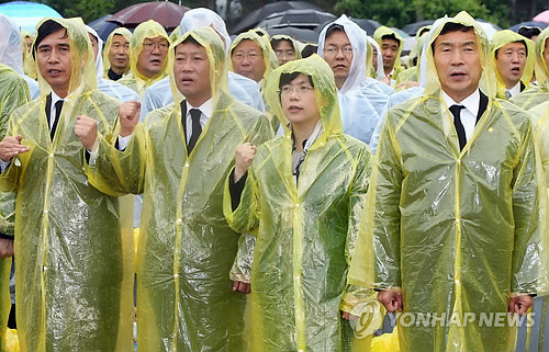 ▲ (오른쪽부터) 손학규 민주당 대표와 이정희 민주노동당 대표, 조승수 진보신당 대표, 유시민 국민참여당 대표가 23일 오후 경남 김해시 진영읍 본산리 봉하마을 고(故) 노무현 전 대통령의 묘역 옆에서 열린 추도식에 참석했다. ⓒ 연합뉴스