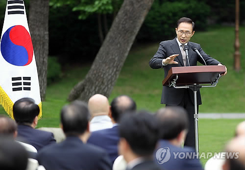 ▲ 이명박 대통령이 25일 오후 청와대 녹지원에서 열린 민주평통 간부 자문위원 초청 간담회에서 인사말을 하고 있다.ⓒ연합뉴스