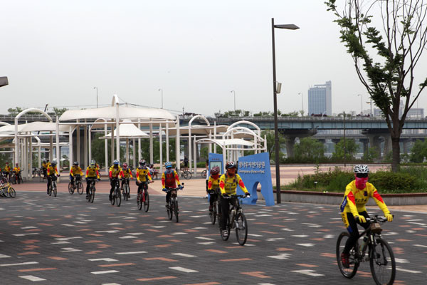 ▲ 광나루자전거공원을 출발하는 자전거 동호인들ⓒ노용헌기자