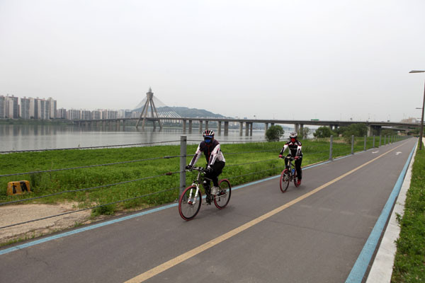 ▲ 올림픽대교를 지나는 자전거동호인들ⓒ노용헌기자