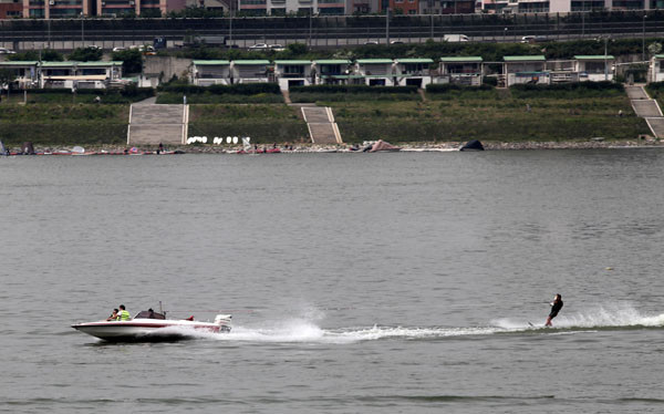 ▲ 한강에서 즐기는 수상스키ⓒ노용헌기자