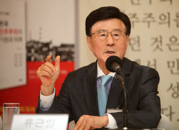 ▲ <보수가 이끌다-한국민주주의의 기원과 미래> 출판기념회에서 류근일 본사 고문이 안병직이사장이 펴낸 책에 대해 논평을 하고 있다.ⓒ