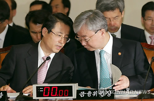 ▲ 권혁세 금융감독원장과 김석동 금융위원장이 27일 서울 국회에서 열린 정무위원회 전체회의에 출석, 귀엣말을 나누고 있다. ⓒ 연합뉴스