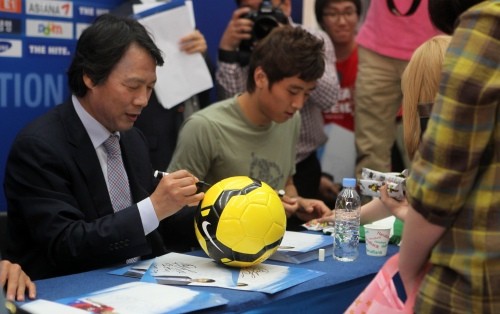 ▲ 조광래 감독이 공에 사인을 하고 있는 모습.ⓒ노용헌 기자