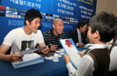 ▲ 차두리 기성용 선수가 어린이 팬에게 사인을 해주며 환하게 웃고 있다.ⓒ노용헌 기자