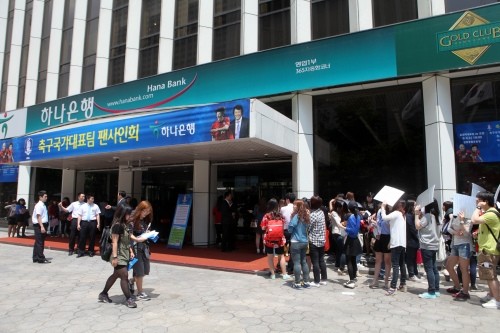 ▲ 축구국가대표팀의 조광래 감독을 비롯한 차두리 기성용 구자철이 27일 오전 서울 을지로 하나은행 본점에서 팬사인회를 가졌다. 많은 팬들이 이날 사인회에 몰려 성황을 이뤘다. ⓒ노용헌 기자