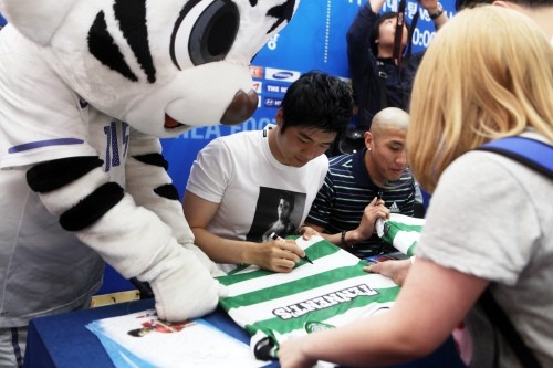 ▲ 기성용 선수가 유니폼에 사인을 해주는 모습.ⓒ노용헌 기자