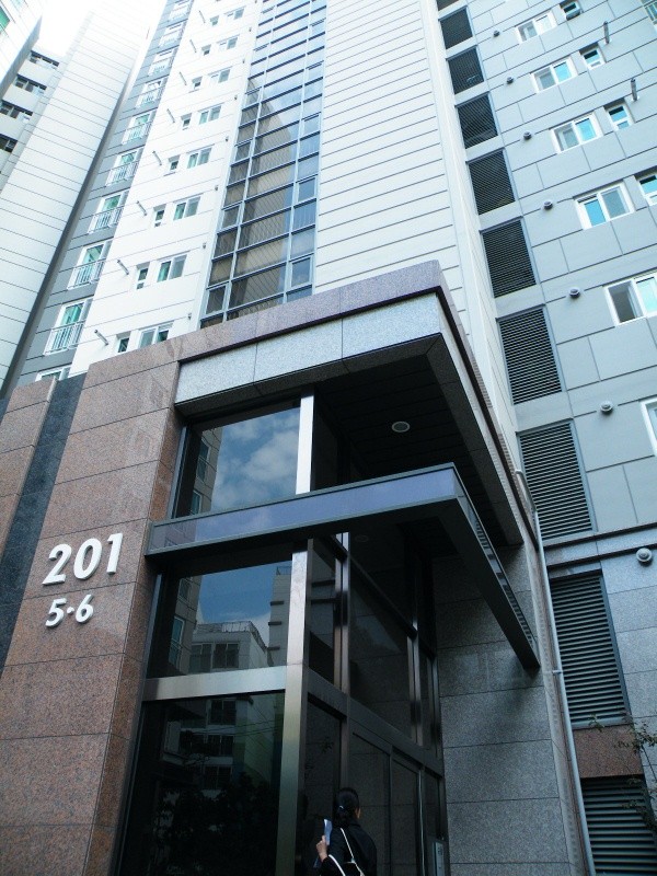 27일 오전 고인의 시신이 발견된 서울 은평구 불광동 소재 L아파트 전경.  ⓒ 뉴데일리