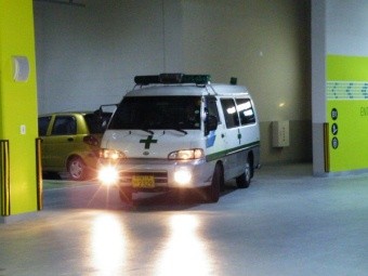 ▲ 고인의 시신을 실은 엠뷸란스가 불광동 L아파트 주차장을 빠져나와 서울대병원 장례식장으로 향하고 있다.  ⓒ 뉴데일리