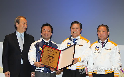 ▲ (창원=연합뉴스) 최병길 기자 = 31일 오후 경남 창원컨벤션센터에서 열린 '엔씨소프트 제9구단 창단 승인 기자회견'에서 유영구(왼쪽부터) KBO 총재와 김택진 엔씨소프트 구단주, 박완수 창원시장, 김위수 창원시의회 의장이 KBO 회원 가입 인증서를 들고 기념촬영을 갖고 있다ⓒ