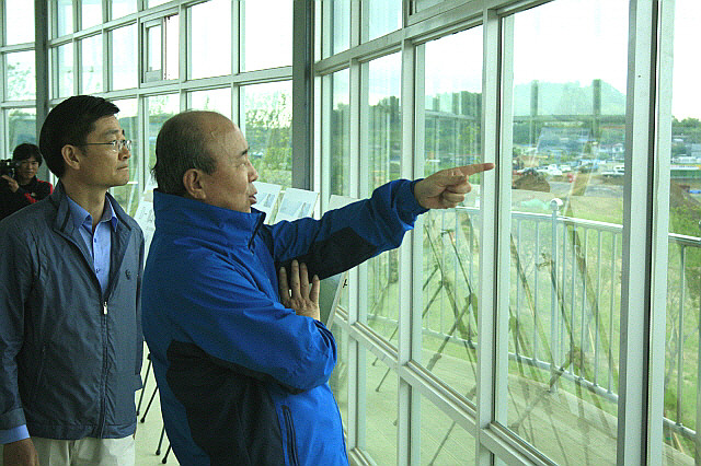 ▲ 정종환 국토해양부 장관(사진 오른쪽)이 27일 4대강 살리기 영산강 2공구 지역에서 김일평 익산지방국토관리청장과 사업현장에 대해 이야기하고 있다. ⓒ뉴데일리