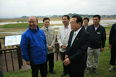 ▲ 정종환 국토해양부 장관(사진 왼쪽)과 최인기 의원이 4공구 현장을 둘러본 후 대화하고 있다. ⓒ뉴데일리
