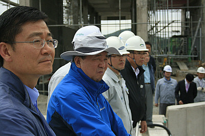 ▲ 정종환 장관과 공사관계자들이 영산강 2공구 현장인 죽산보 위에 올라 공사 시설을 바라보고 있다. ⓒ뉴데일리
