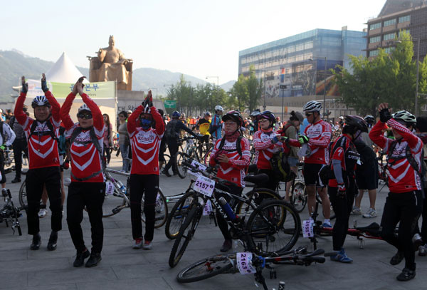 ▲ 준비운동을 하는 참가자들ⓒ노용헌기자
