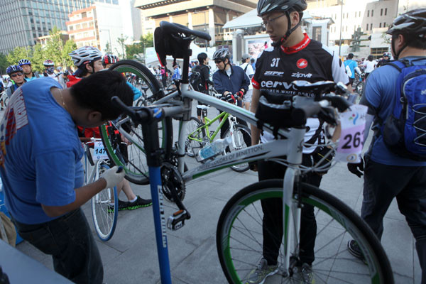 ▲ 자전거를 점검 하는 참가자ⓒ노용헌기자
