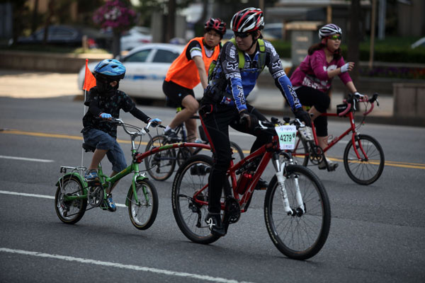 ▲ 아빠와 함께 자전거를~ⓒ노용헌기자